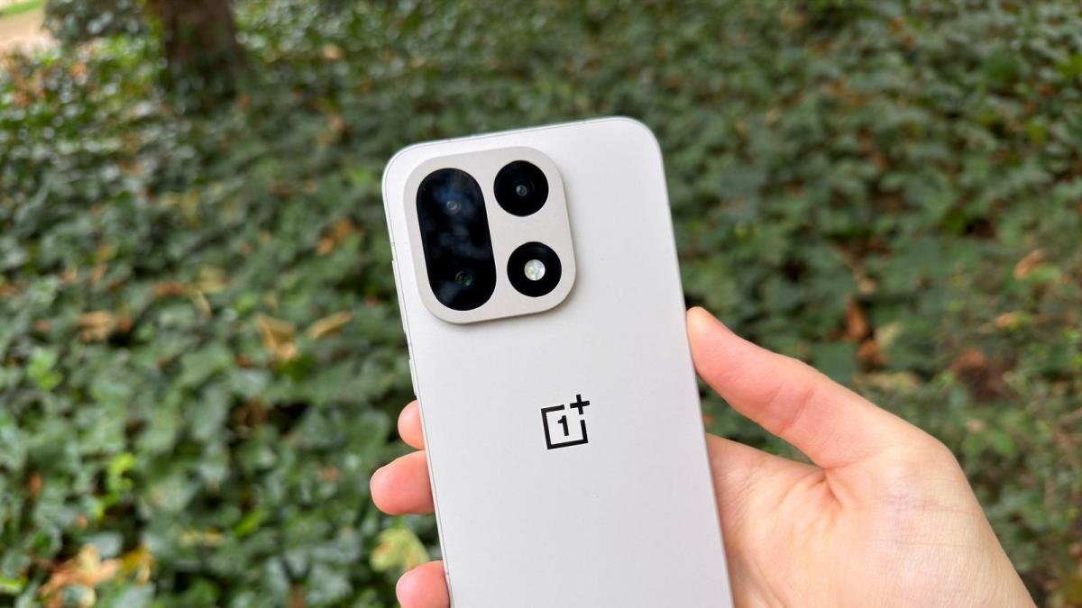 He usado el OnePlus 15 durante dos semanas y hay algo que lo sigue haciendo diferente del iPhone y Samsung