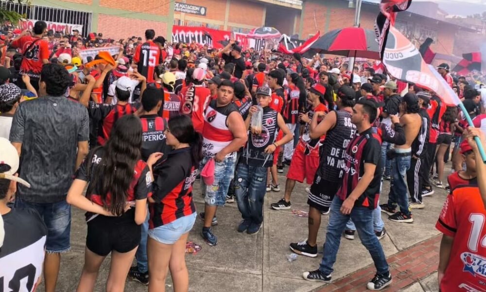 Hinchas del Cúcuta Deportivo celebraron a rabiar el ascenso: así fue la invasión de cancha