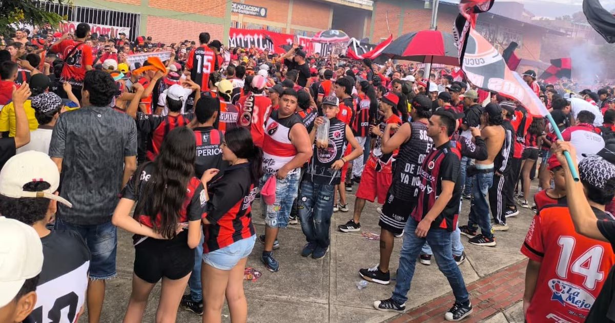 Hinchas del Cúcuta Deportivo celebraron a rabiar el ascenso: así fue la invasión de cancha
