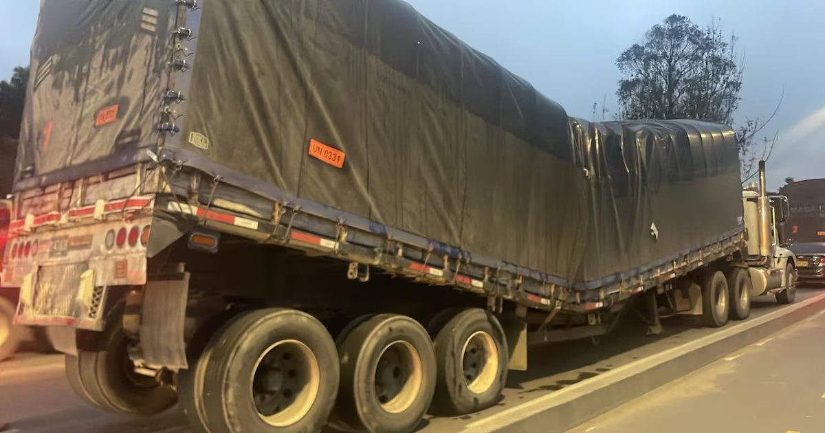Indumil confirmó que material explosivo que transportaba el tractocamión partido en dos en Bogotá era Anfo : “No se trataba de armas”
