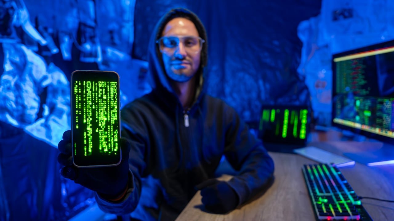 Informe destapó los métodos preferidos de los hackers para atacar celulares Android y iPhone