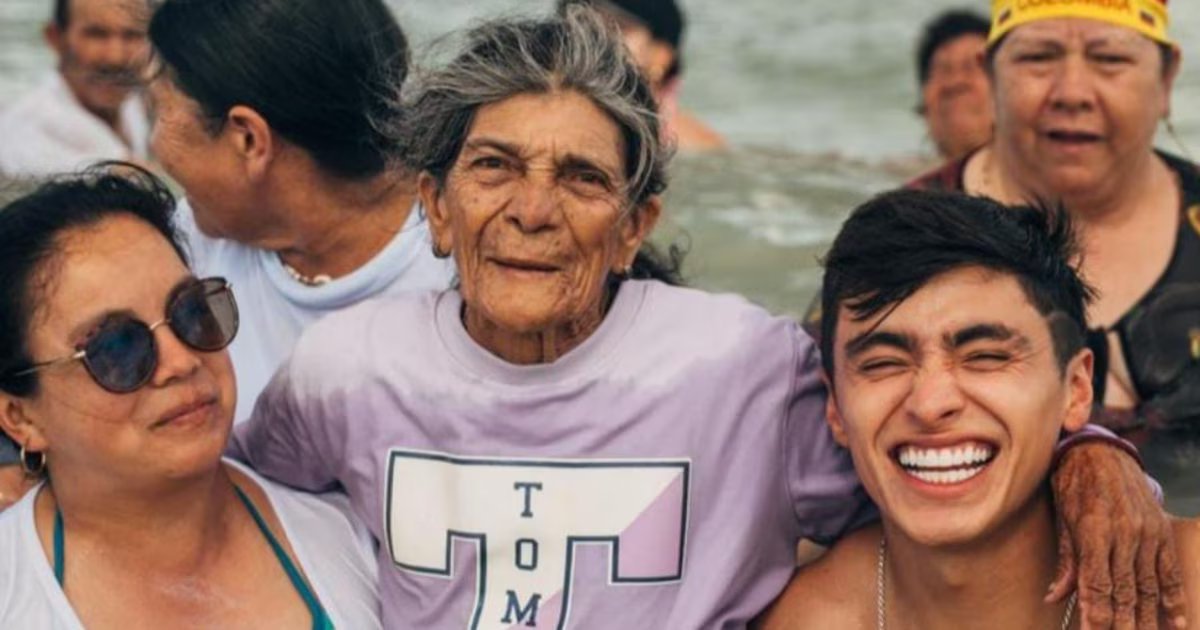 Julián Pinilla volvió a derretir las redes sociales: 50 abuelitos fueron los protagonistas de una historia que inspiró a miles en Navidad