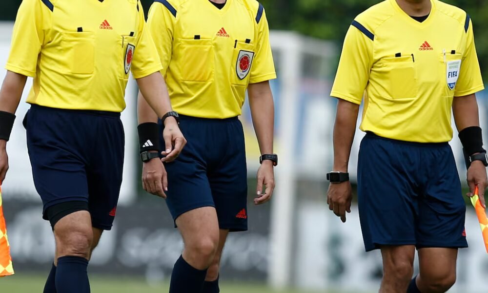 La Comisión Arbitral del fútbol colombiano sancionó “de por vida” a juez que hizo parte del panel FIFA: estos serían los motivos