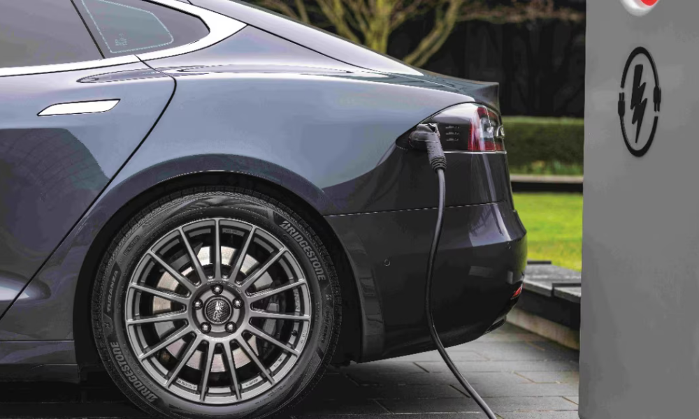 Los carros eléctricos más vendidos en Colombia en noviembre de 2025: Tesla entra al ranking, aunque con matices