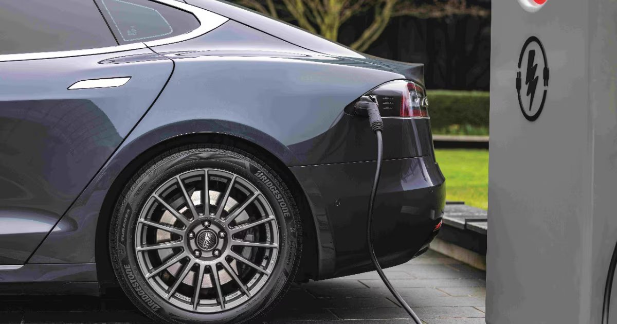 Los carros eléctricos más vendidos en Colombia en noviembre de 2025: Tesla entra al ranking, aunque con matices