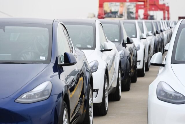 Los federales encuentran más quejas sobre el FSD de Tesla que se salta los semáforos en rojo y cruza los carriles.