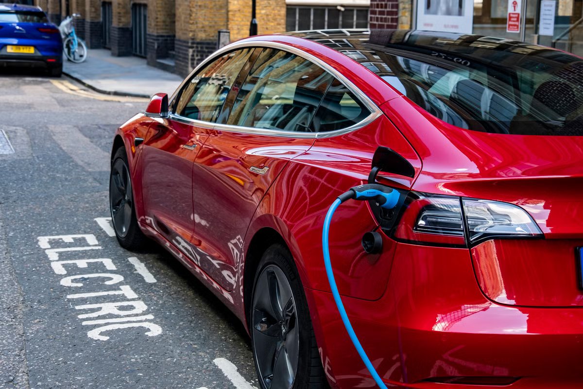 Los propietarios de Tesla adquirieron herramientas de emergencia ante el riesgo de quedar encerrados dentro de sus vehículos.