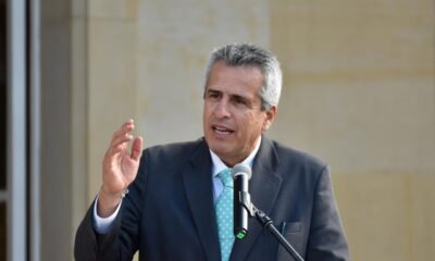 Luego de entregarse, esta es la fotografía del exministro Luis Fernando Velasco al ser reseñado en Cali