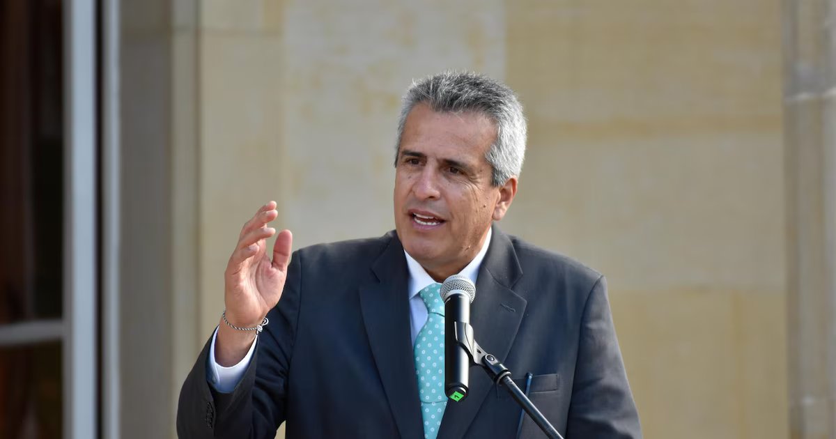 Luego de entregarse, esta es la fotografía del exministro Luis Fernando Velasco al ser reseñado en Cali