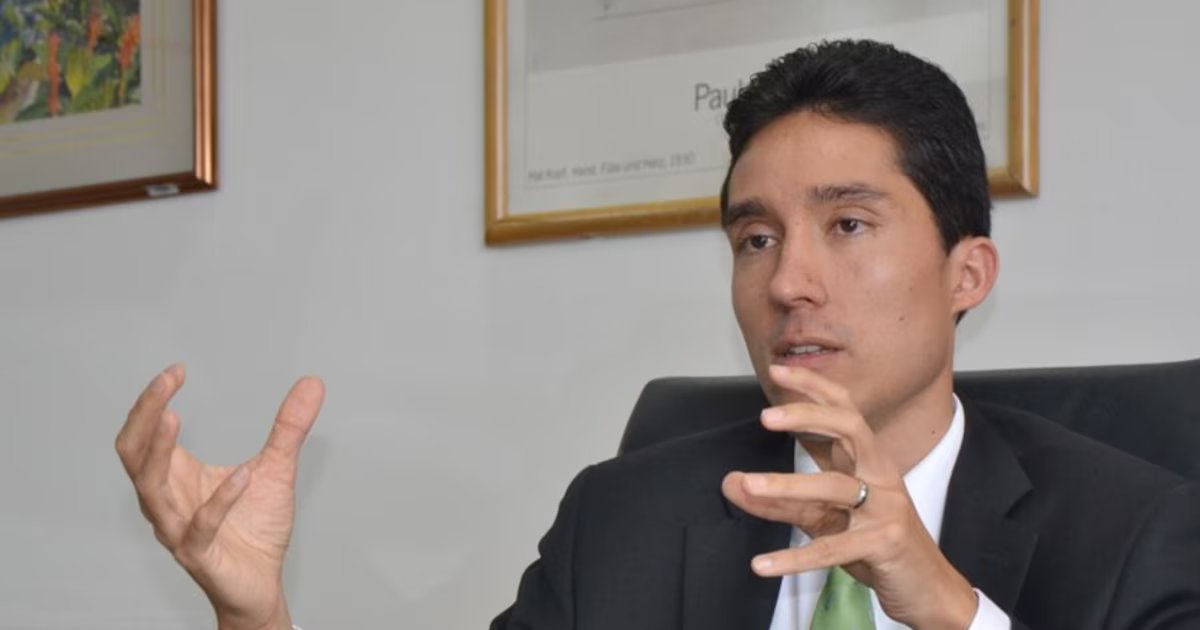 Luis Fernando Mejía alerta que la emergencia económica “es totalmente injustificada” y agrava la incertidumbre fiscal