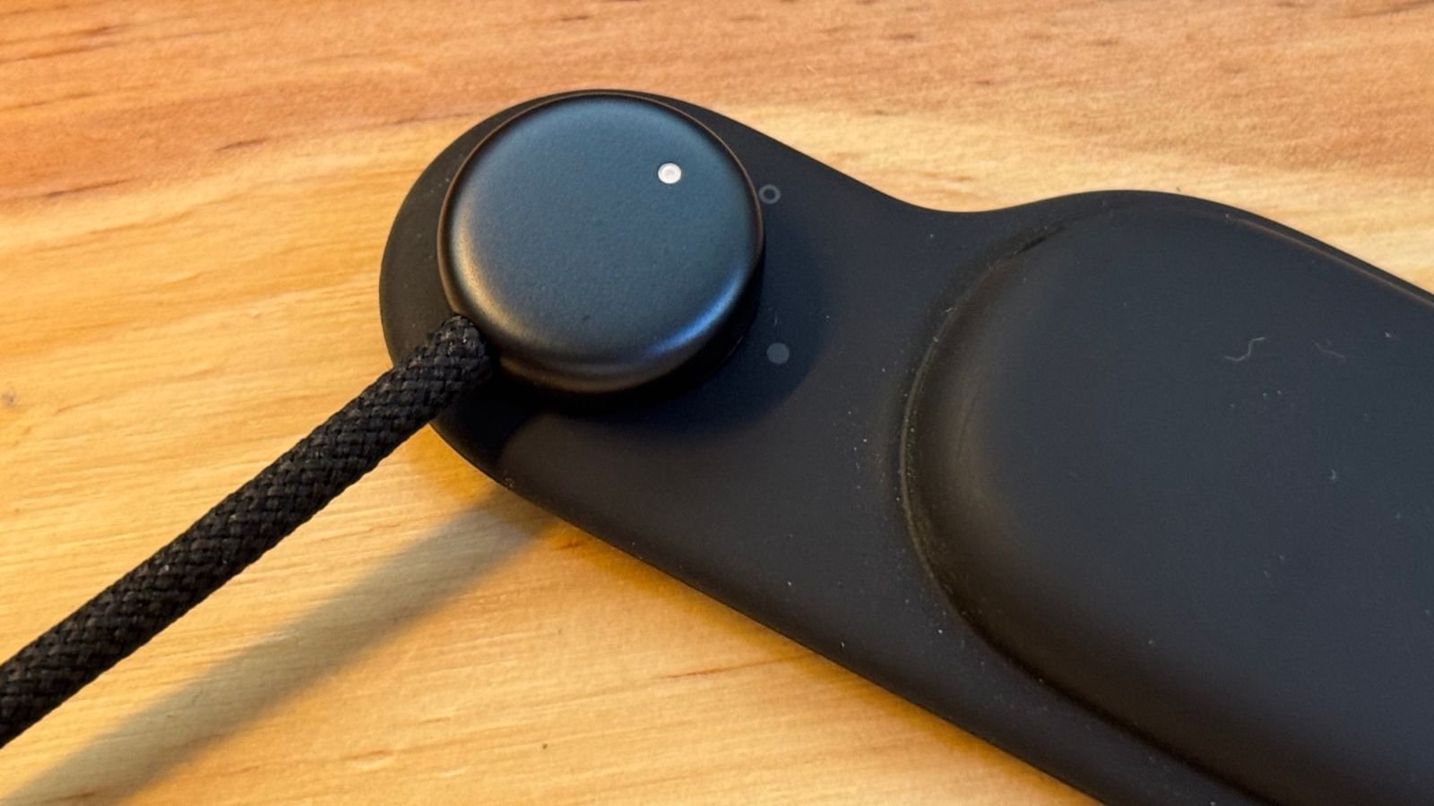 Más superficie de piezas de prototipo All-Black Vision Pro en línea