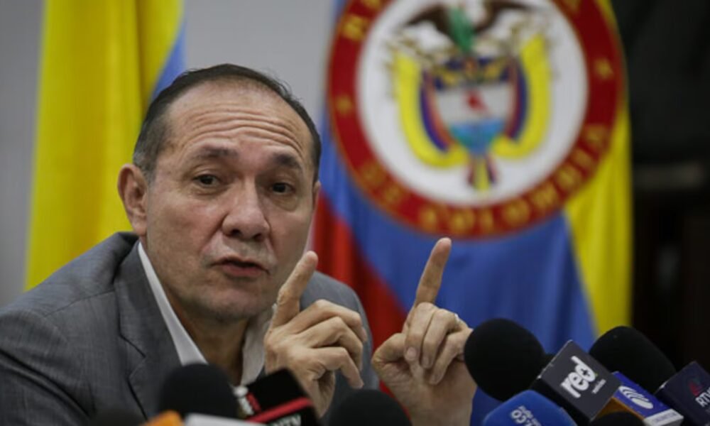 Ministro Sanguino defiende impacto positivo del salario mínimo en la economía local: “No se gasta en Miami, sino en la tienda de barrio”