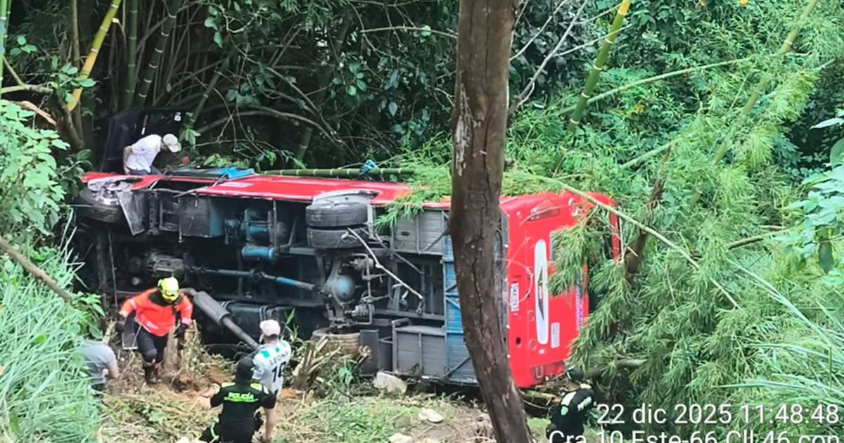Mujer recién casada sobrevivió al accidente del bus que cayó a un abismo en Medellín: llevaba su vestido de novia para devolverlo
