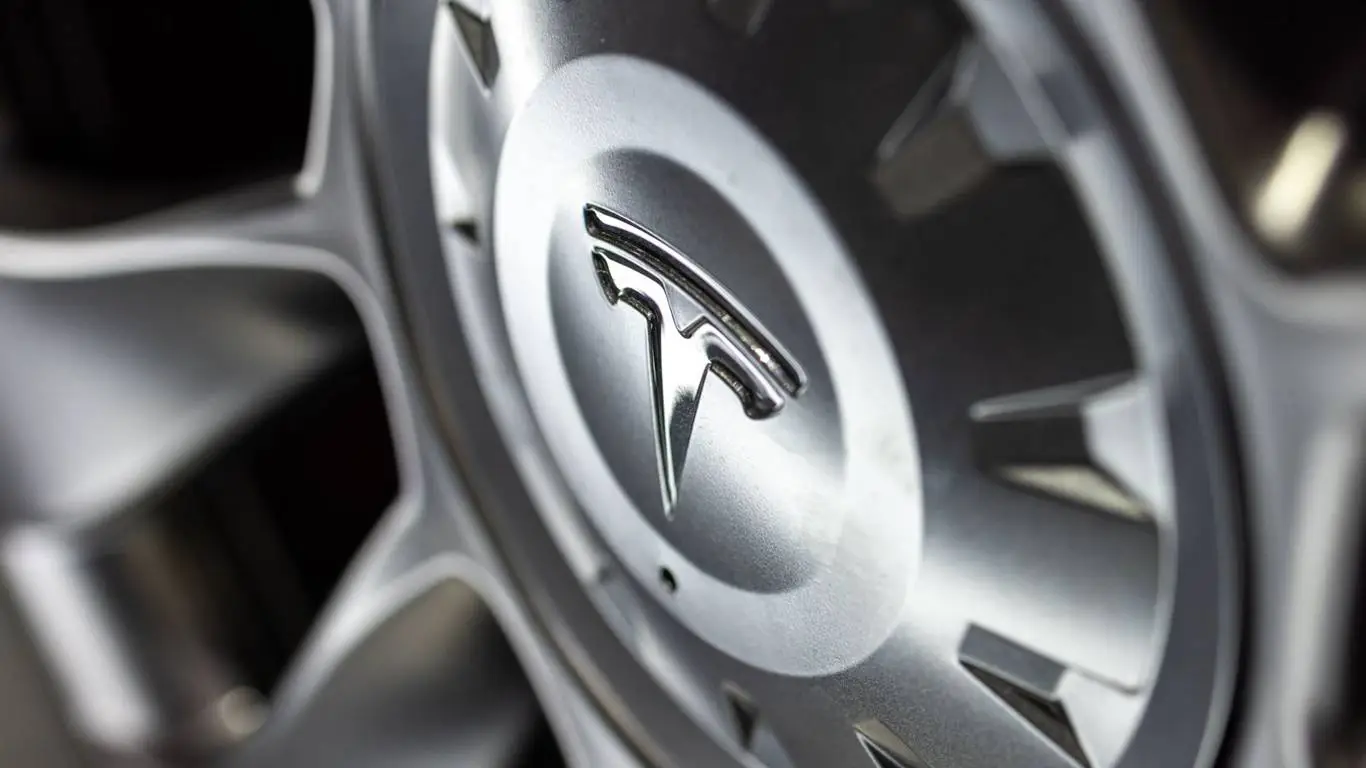 NHTSA amplía su investigación a Tesla FSD: 80 infracciones