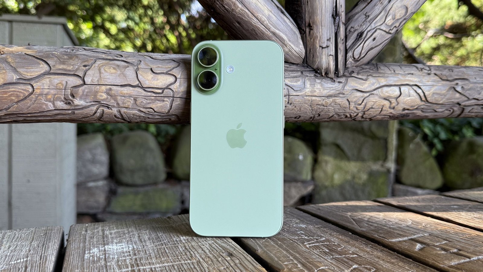 Otro rumor afirma que el iPhone 18 no se lanzará hasta principios de 2027, mientras que el iPhone 18 Pro podría sufrir cambios mínimos en su diseño.