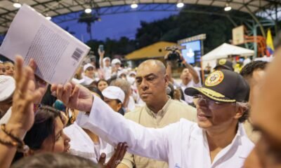 Petro desató la furia del gremio de médicos tras ponerse una bata para asistir a un evento: “No es un disfraz para ponerse en eventos politiqueros”
