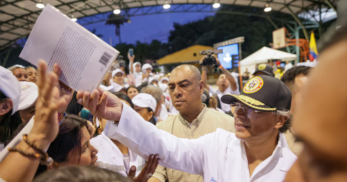 Petro desató la furia del gremio de médicos tras ponerse una bata para asistir a un evento: “No es un disfraz para ponerse en eventos politiqueros”
