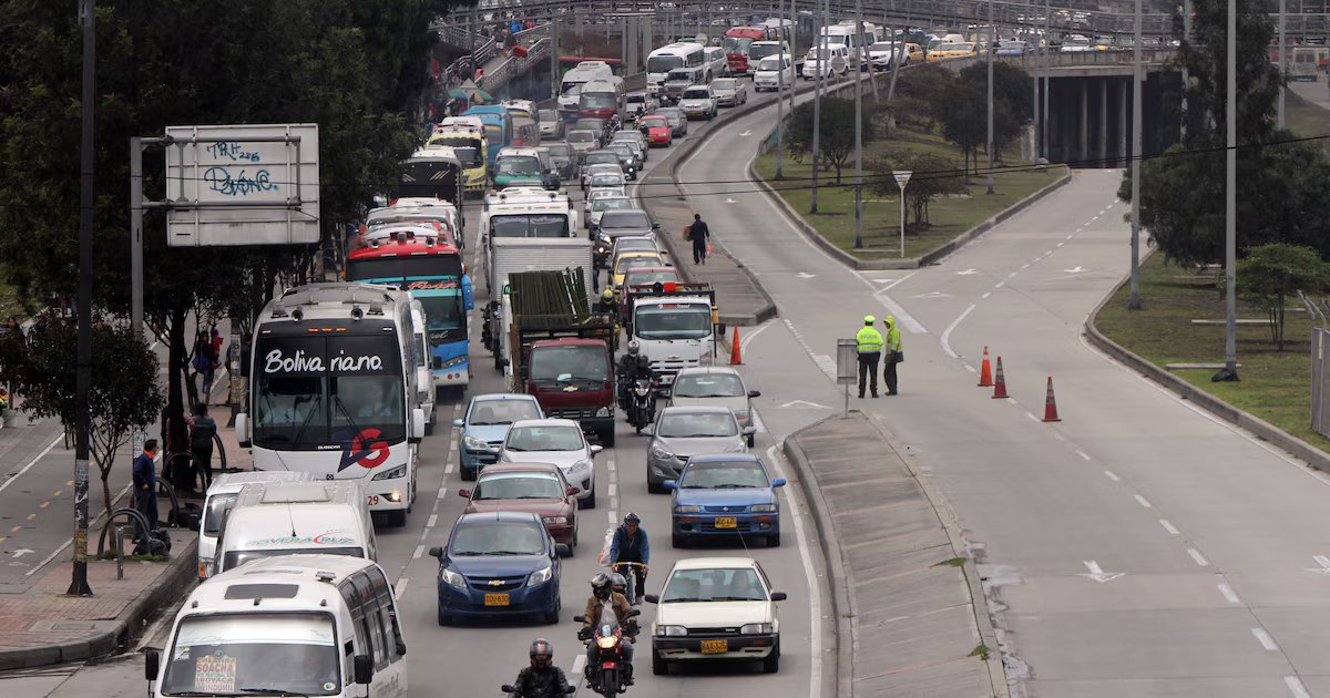Policía salvo a una mujer que pretendía quitarse la vida lanzándose desde un puente al sur de Bogotá