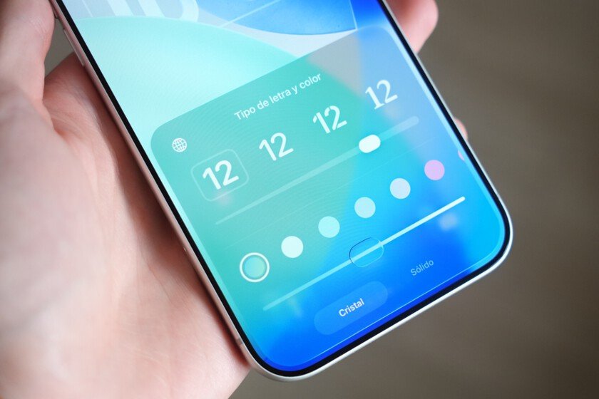 Si te costaba leer la hora con Liquid Glass, iOS 26.2 tiene la solución con su nuevo ajuste por niveles
