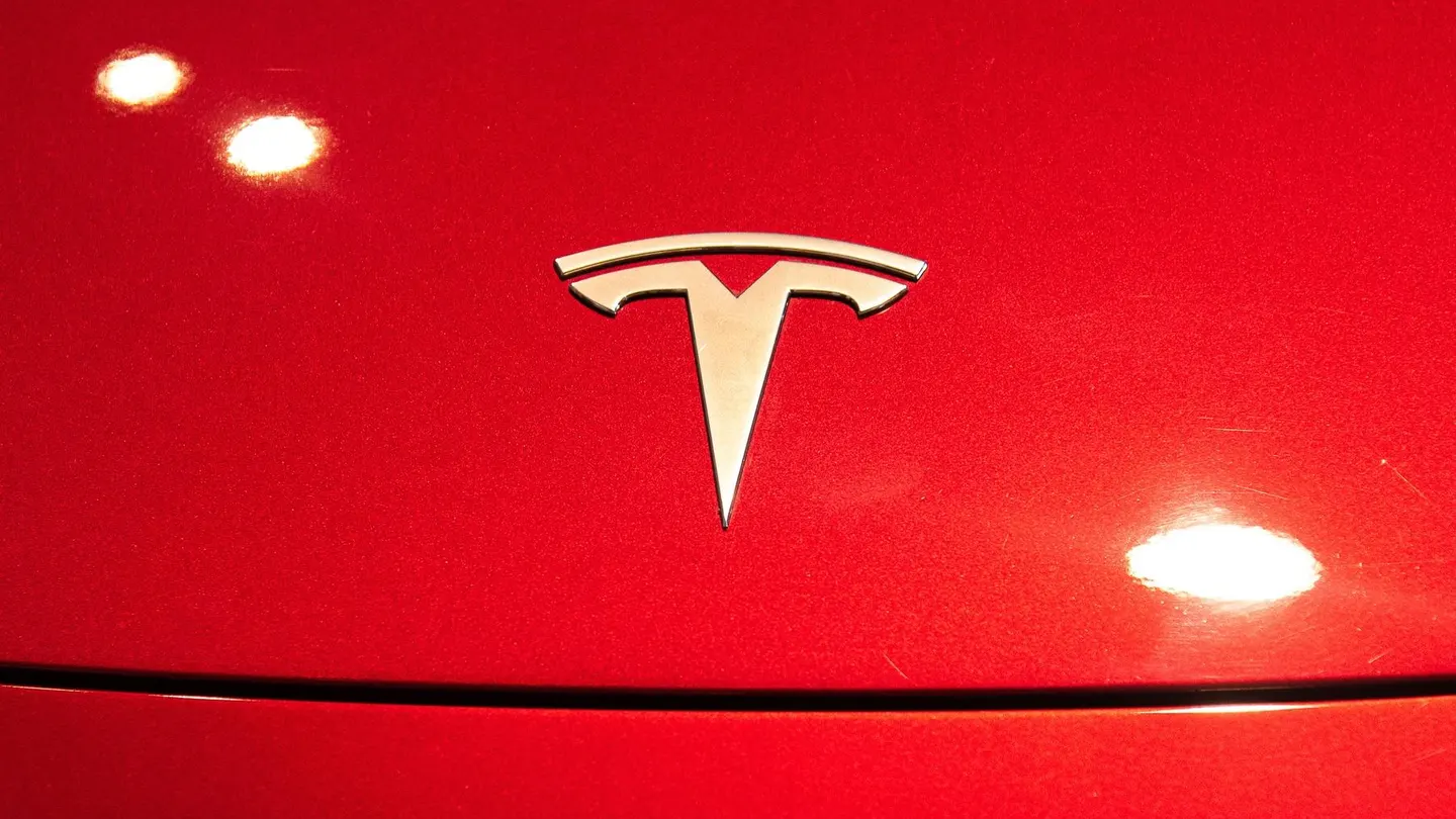 Tesla bajo investigación por temor a que las manijas manuales de las puertas del Model 3 estén 'ocultas y sin etiquetar'