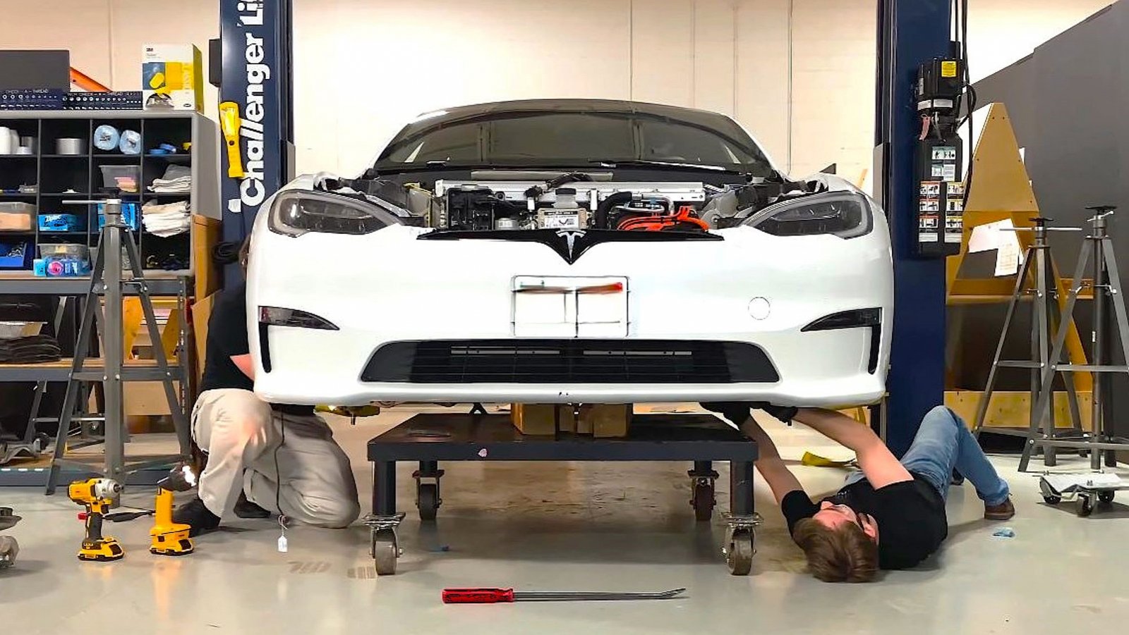 Tesla le pidió 15.000 €, pero arregló su coche gracias a Youtube y un secador; y por menos dinero