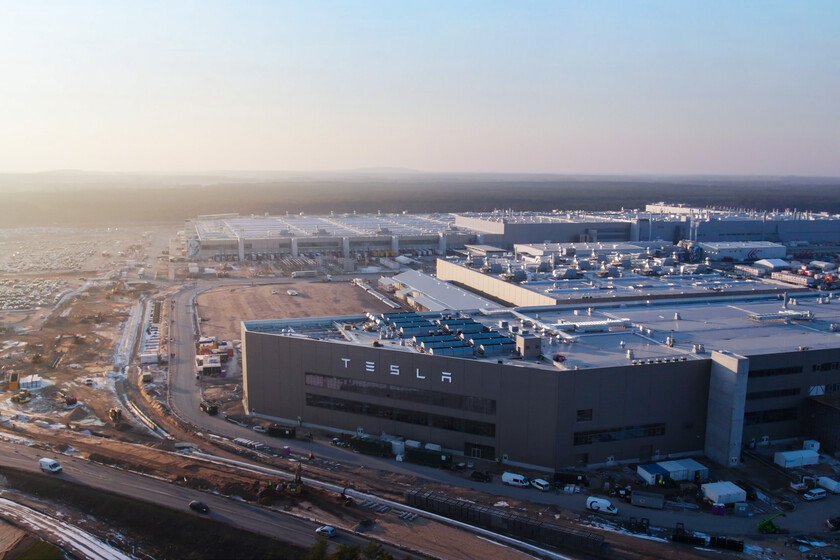 Tesla necesita abaratar sus coches eléctricos con urgencia. Y su plan pasa por producir baterías en Alemania