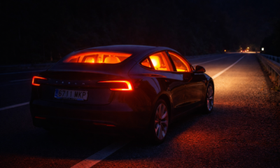 Tesla prepara una actualización OTA para la integración nativa de la baliza V16 en sus modelos en España
