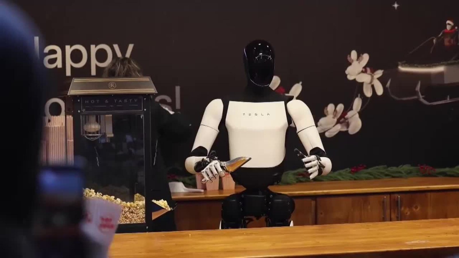 Tesla presenta en Berlín su robot humanoide Optimus con una demostración en un centro comercial