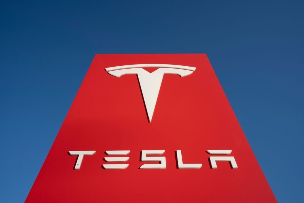 Tesla rebota y vuelve a acercarse a los 500 $ por acción tras subir su apuesta por baterías en Alemania
