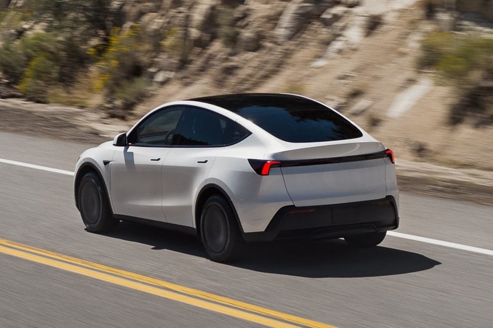 Tesla modelo y estándar min
