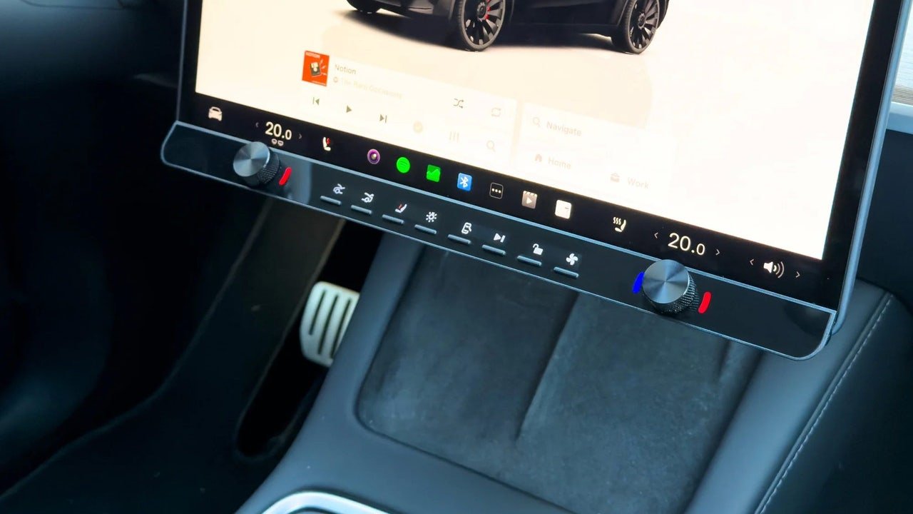 Todo el mundo criticando los coches sin botones, y llegan e inventan un sistema para añadir botones a tu coche.