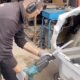 Trocean un Tesla y se ve el chasis mal soldado y la silicona: "Mirad cómo se deforma"