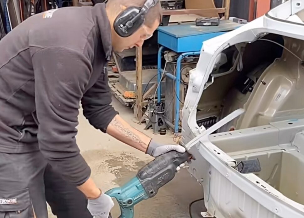 Trocean un Tesla y se ve el chasis mal soldado y la silicona: "Mirad cómo se deforma"