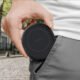 este accesorio es ideal para la mesita de noche y permite recargar la batería del iPhone, AirPods y Apple Watch
