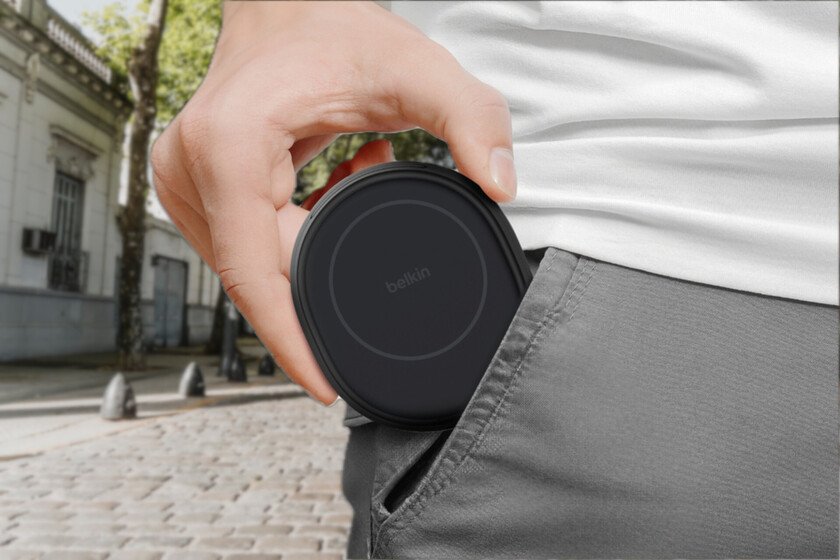 este accesorio es ideal para la mesita de noche y permite recargar la batería del iPhone, AirPods y Apple Watch
