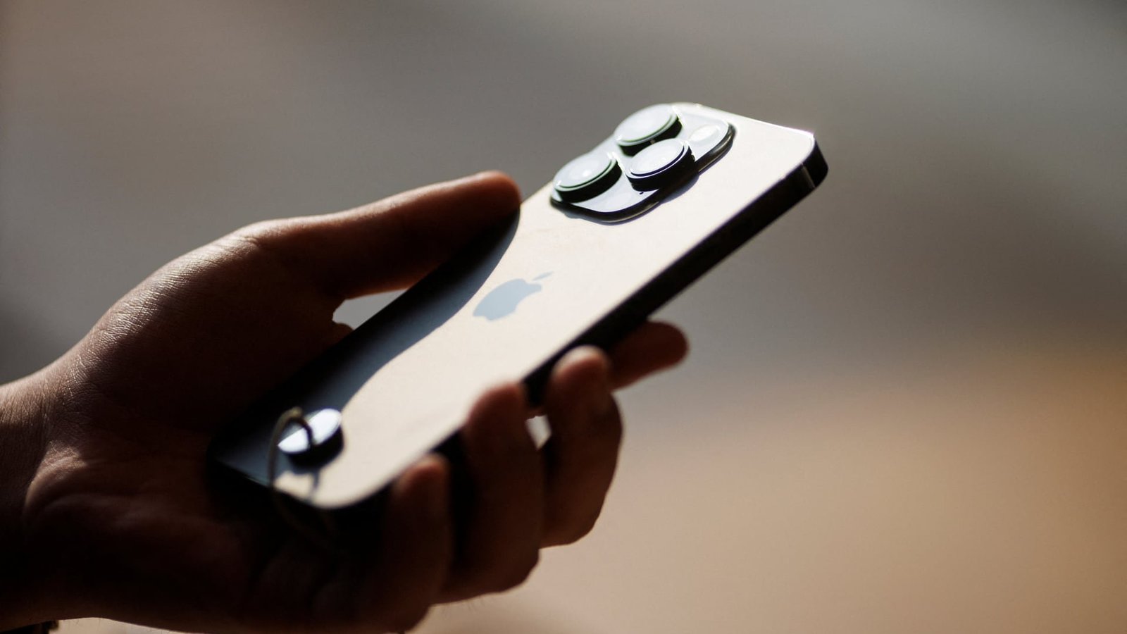 La integración de estos comandos en el iPhone abarca acciones como encender la linterna o ajustar el volumen con solo una palabra clave.
