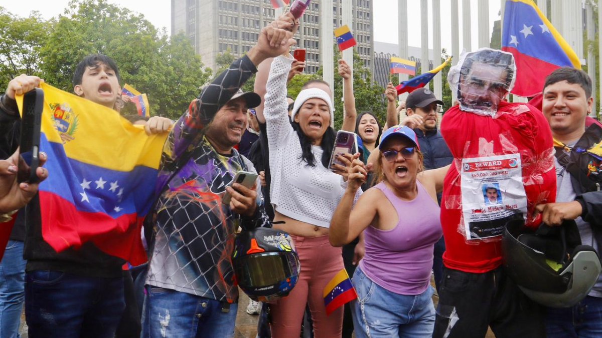 Entre lágrimas y euforia, venezolanos se reúnen en diferentes ciudades del país para celebrar la captura de Nicolás Maduro.