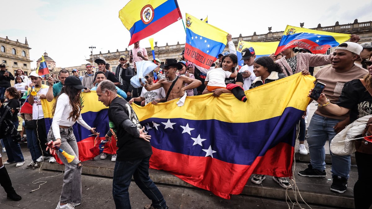 Alcaldía de Carlos Fernando Galán ha invertido más de medio billón de pesos en salud y educación para migrantes venezolanos en Bogotá