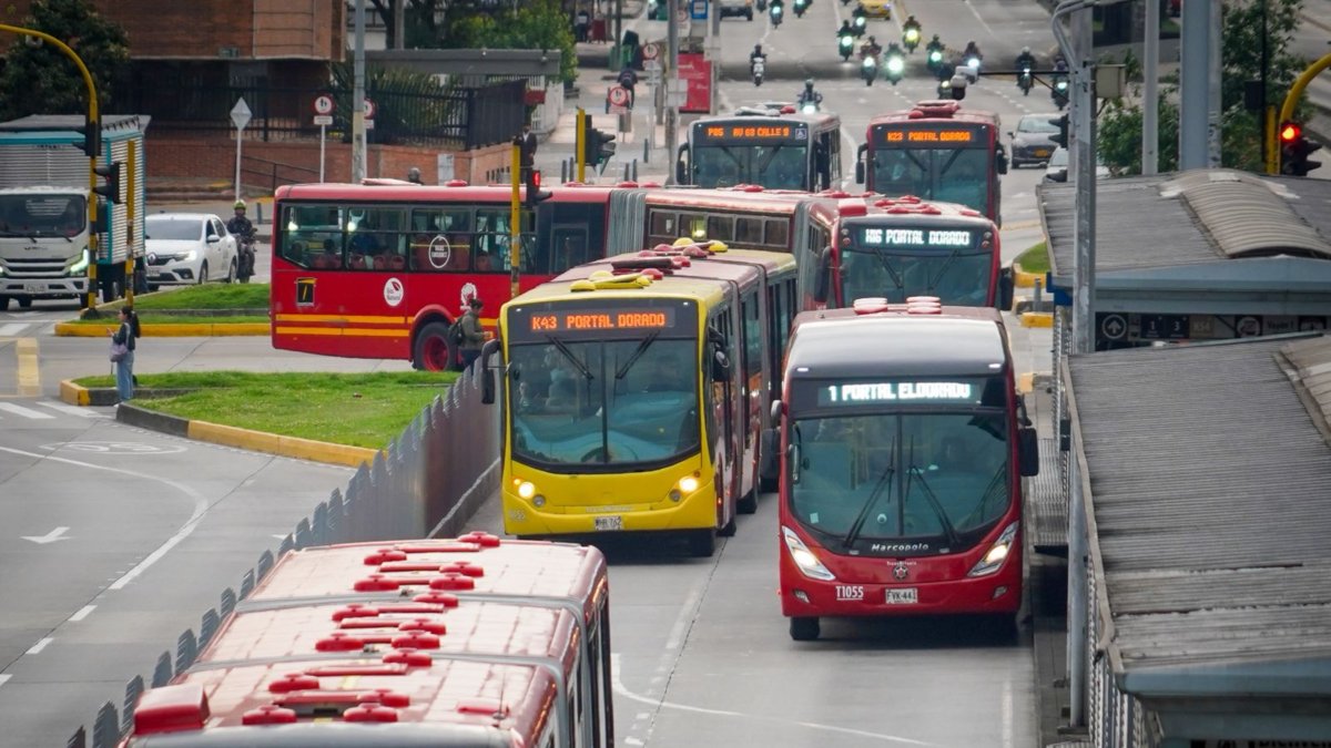 ¿Cuánto cuesta realmente la operación de TransMilenio y qué tanto aporta el alza de 350 pesos en el pasaje para 2026 que los usuarios ya pagan?