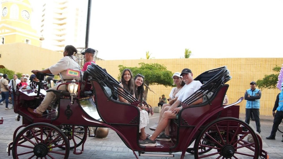 El 'bombardeo' de tutelas contra los coches eléctricos en el Centro Histórico de Cartagena, que ruedan gratis para locales y turistas fines de semana