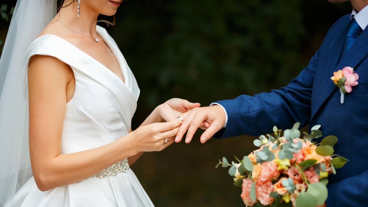 contrató a un hombre para que le organizara su boda y le robo 31 millones de pesos