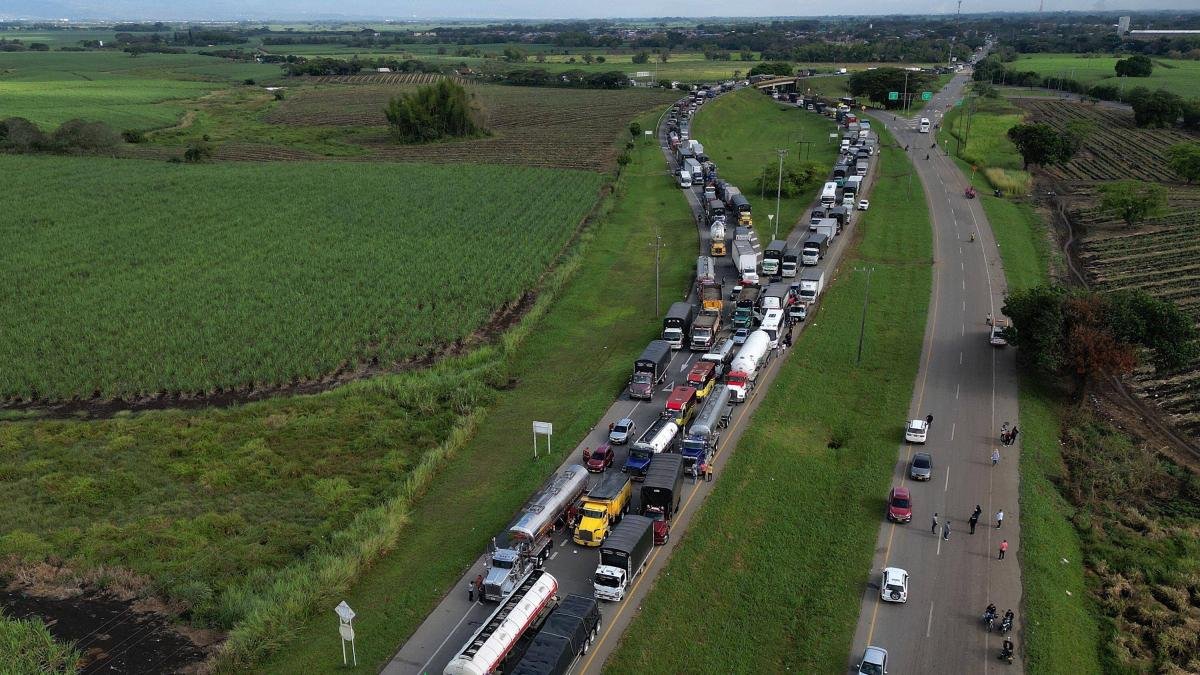 Así quedaron registrados algunos de los dramáticos momentos del accidente en la vía Panamericana, en el Cauca.