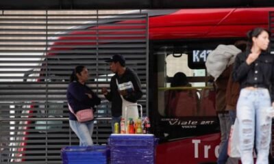 Demandan a Distrito por intervenir con actividades de vendedores informales en transporte público de Bogotá: esto dice el fallo