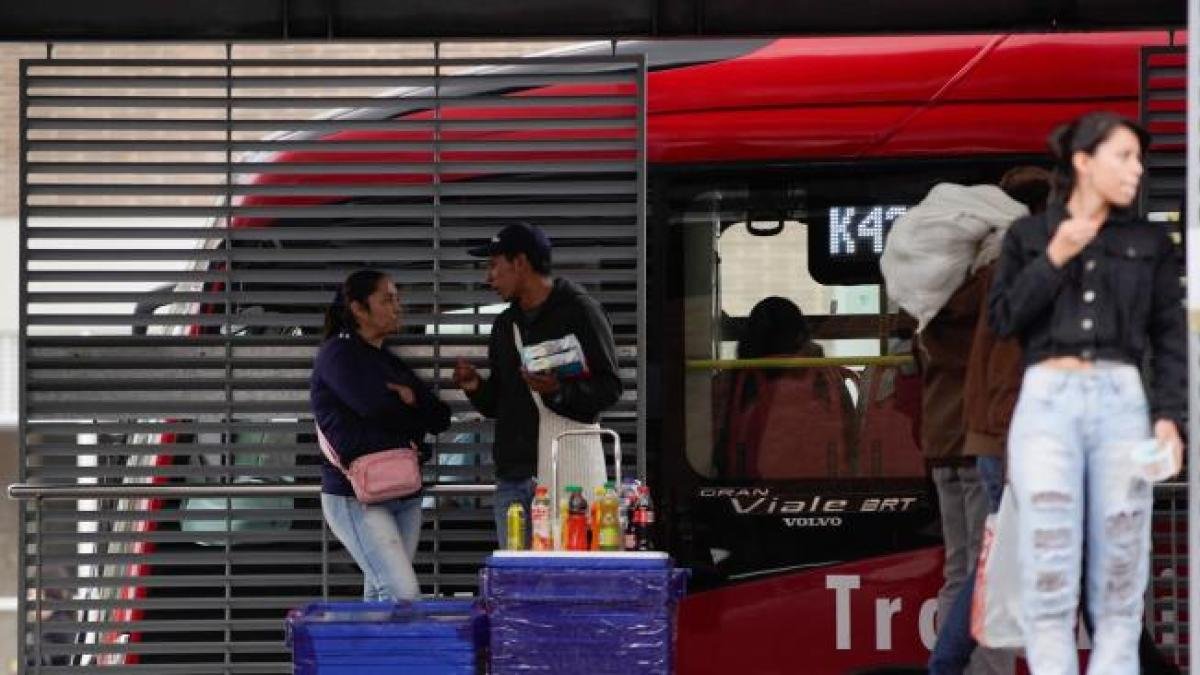 Demandan a Distrito por intervenir con actividades de vendedores informales en transporte público de Bogotá: esto dice el fallo