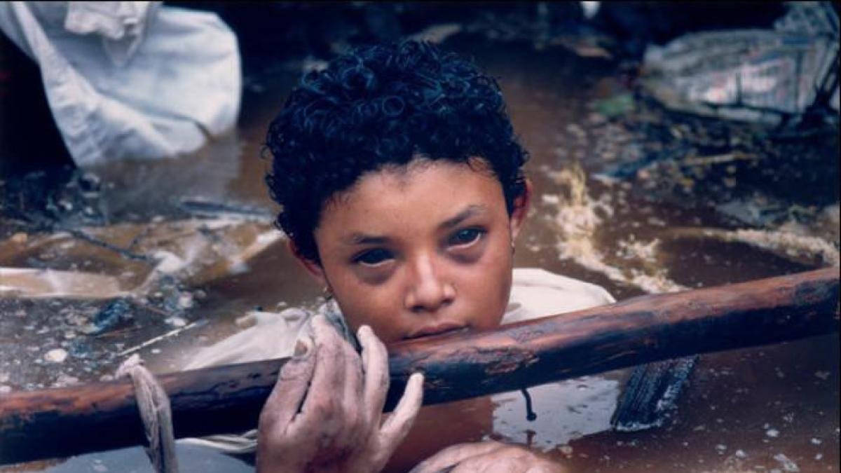 ¡Hay que salvar a Omayra! / Crónica de Germán Santamaría sobre la niña que quedó atrapada entre el lodo de la avalancha de Armero
