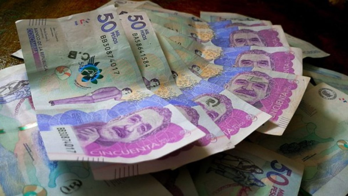 Violento fleteo en Bucaramanga, cinco sujetos le robaron más de 68 millones de pesos a un hombre que acababa de sacar plata de un banco en San Francisco.