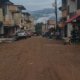 la comunidad se reúne en el pueblo
