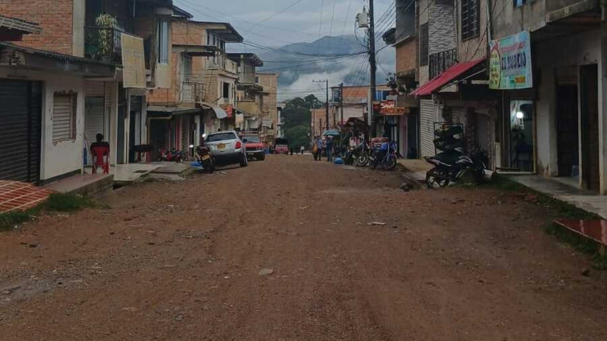 la comunidad se reúne en el pueblo