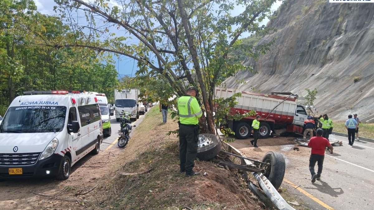 vía fue bloqueada y el conductor resultó lesionado
