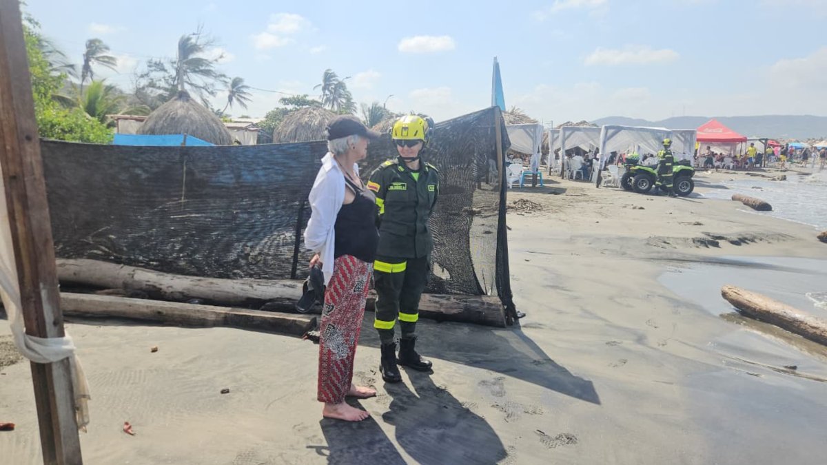 Dos jóvenes fueron rescatados de una tragedia en las playas de Puerto Colombia: el fuerte olor los arrastró con rapidez